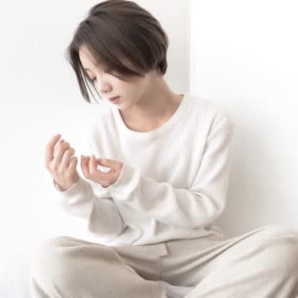 グレージュの前下がりショート