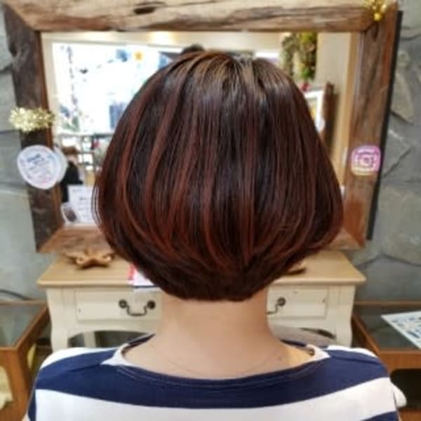 ショートボブ×コーラルピンク