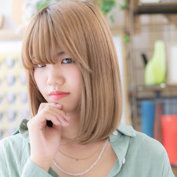 ハイトーンで外国人風☆グロスストレートミディ 厚めバング