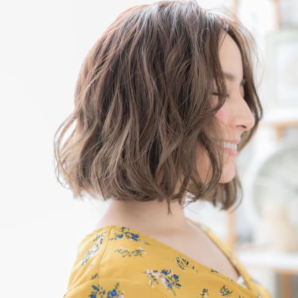 抜け感センターパート…前下がり大人ボブ ふわミディ