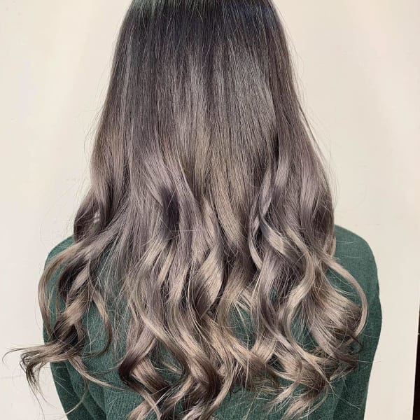 くすみカラーは黄ばみにくい