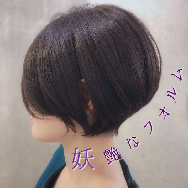 フォルムとニュアンスで魅せる シンプルなグラデーションボブ