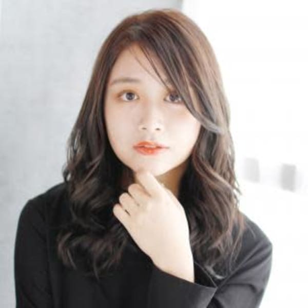 長めバングのカジュアルカールスタイル