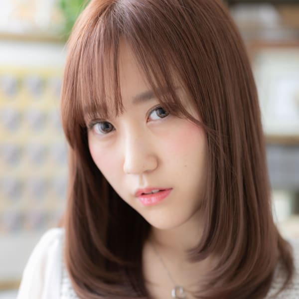 顔まわり小顔レイヤーのニュアンスストレート 　厚めバング