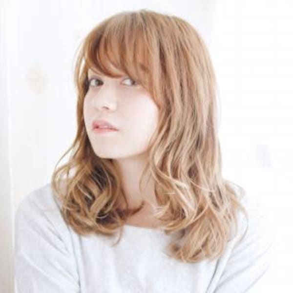 透け感ハイトーンのミックスカール