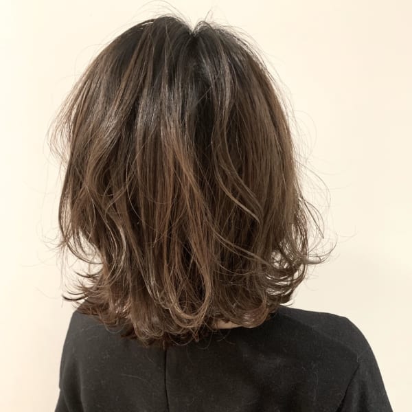 外ハネミディアムシフォンカラー