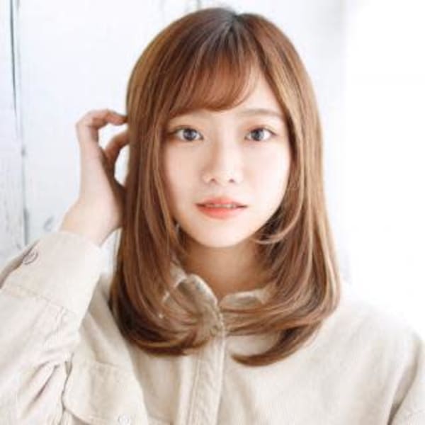 透け感バングの内巻きレイヤースタイル