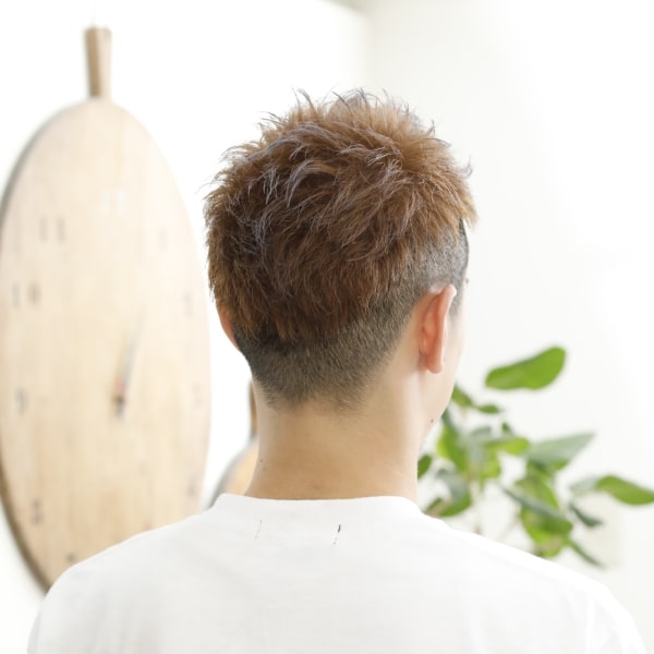 グレージュツーブロック刈り上げアップバング