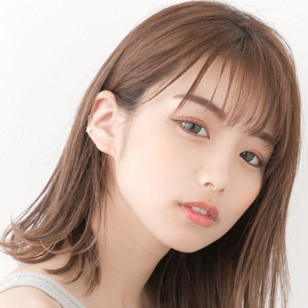 ミディアム×外ハネ切りっぱなし×小顔