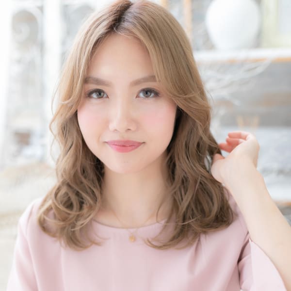 センターパートの愛されくせ毛風ウェーブ　ことりべーじゅ