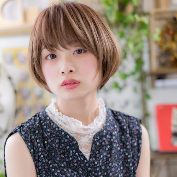 斜めバング×前下がり★透明感ナチュラルショート　小顔