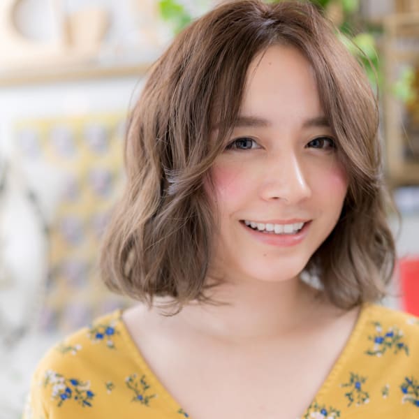 抜け感センターパート…前下がり大人ボブ 大人かわいい