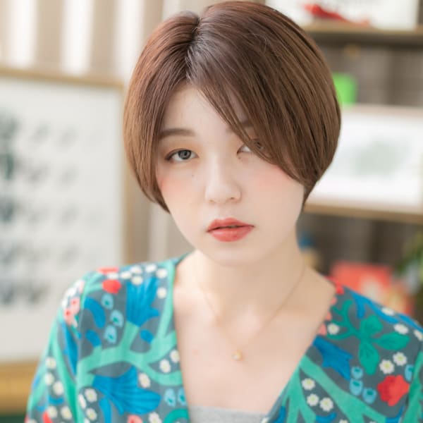 センターパートで大人モード…前下がりボブ　耳かけ