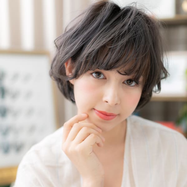 エアリーな毛先で遊ぶ★黒髪アッシュの大人ボブ くせ毛風