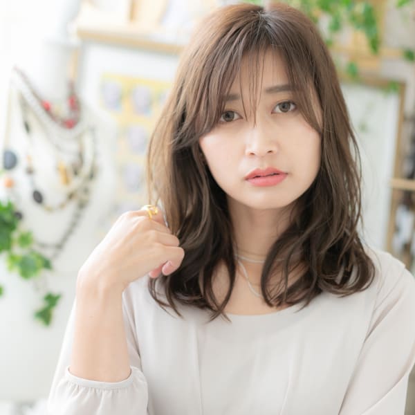 斜めバングのアシンメトリーナチュラルラフウェーブ 無造作