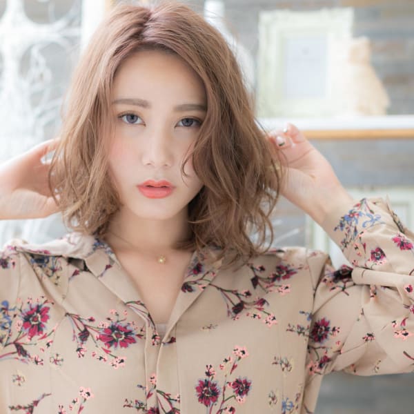 大人ラフウェーブで外国人風こなれ感 ふわミディ