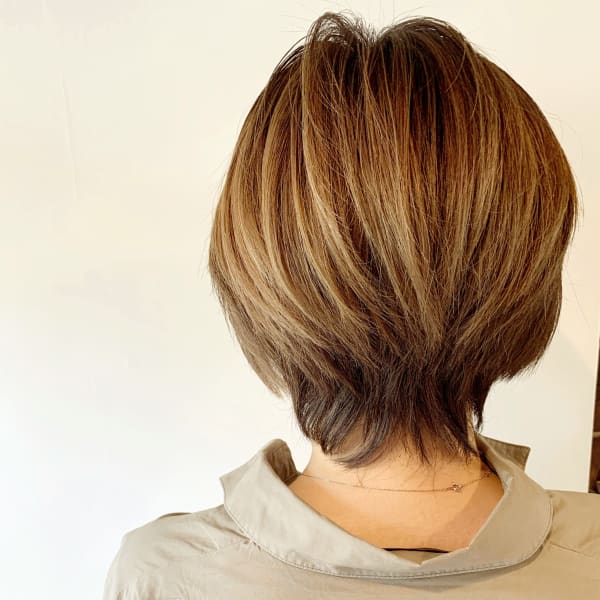 イエローグリーン 前下がりリバースショート