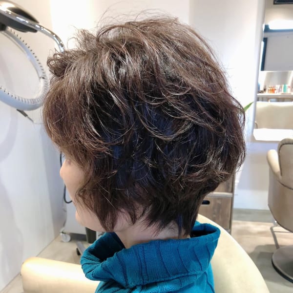 無造作なパーマスタイルがオシャレ感UP