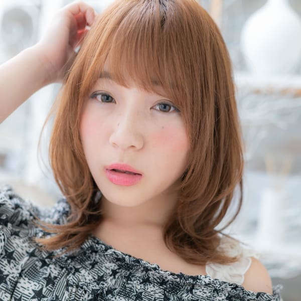 くせ毛風カール×斜めバングのガーリーミディ 大人かわいい