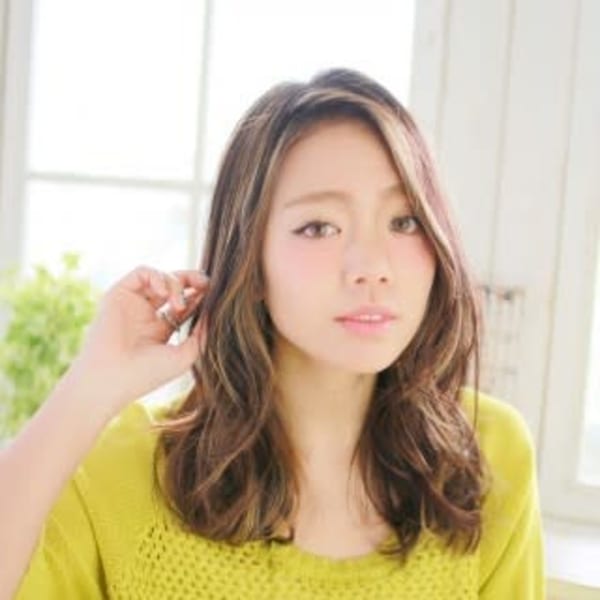 ミックスカールのルーズヘアースタイル