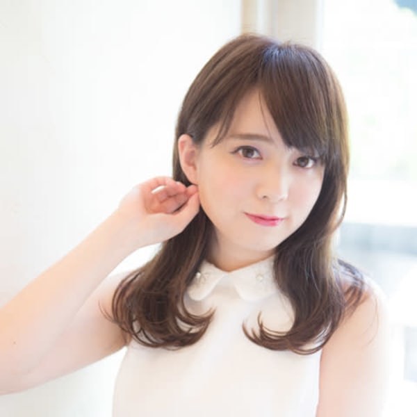 大人かわいいくびれ 耳かけ 斜めバング