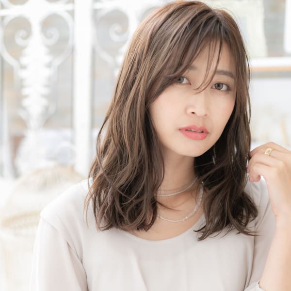 斜めバングのアシンメトリーナチュラルラフウェーブ　グラマラス