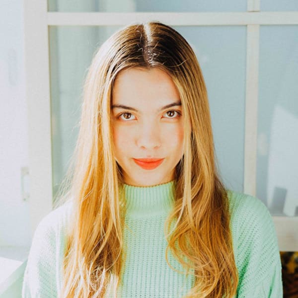 センター分けロングスタイル