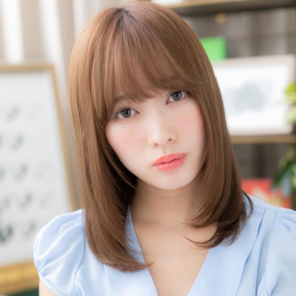 シースルーバングが大人かわいい♪ラブストレート ベージュカラ