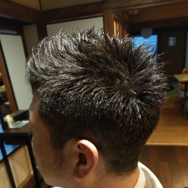 ジェル仕上げのオールバックスタイル