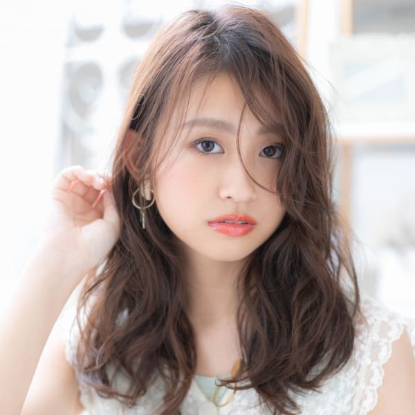 暗髪オフィスでも学校でも◎外国人風色気パーマ　斜めバング