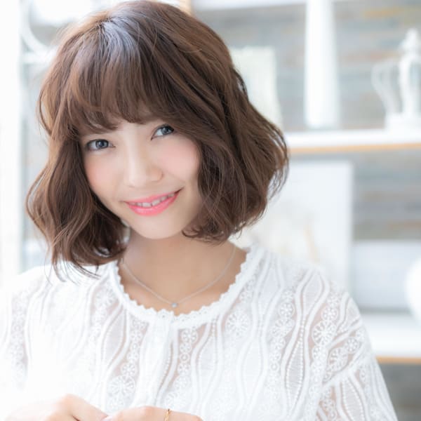 くせ毛風ルーズミックスウェーブ大人ボブ 小顔