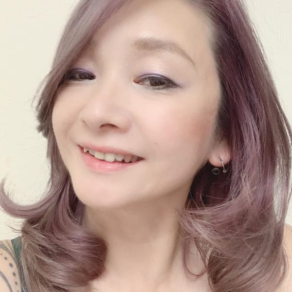 ピンクアッシュで外国人風!白髪ぼかしにも