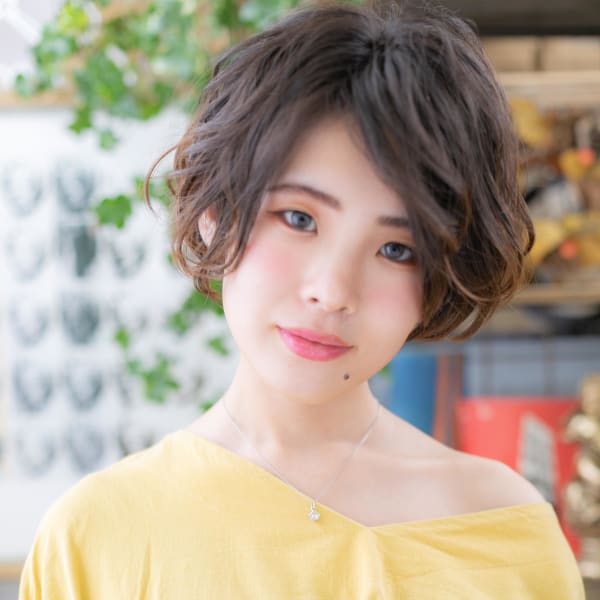 くせ毛風カール前下がり大人ボブ　小顔