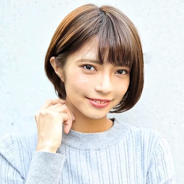 耳にかけた上品ショートボブ