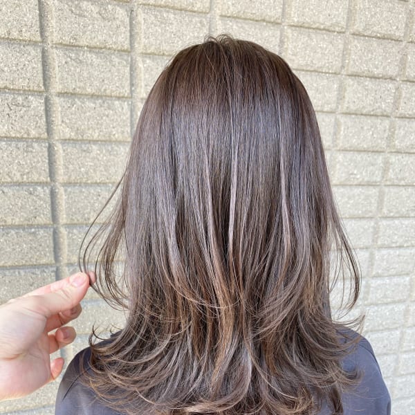 アッシュベージュ×ミディアムレイヤー