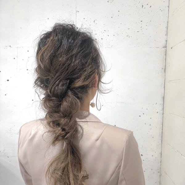 ルーズな編み下ろしヘア