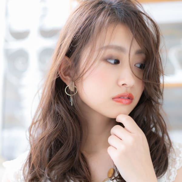 暗髪オフィスでも学校でも◎外国人風色気パーマ 耳かけ