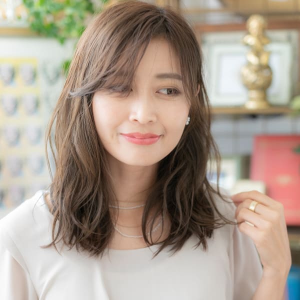 斜めバングのアシンメトリーナチュラルラフウェーブ　グラマラス