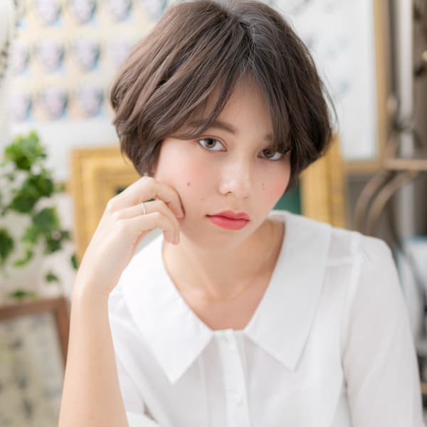 センターパートで抜け感…大人前下がりボブ　大人かわいい