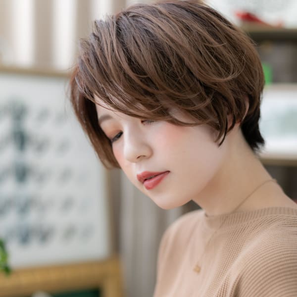 くせ毛風無造作カール…アシンメトリー大人ボブ　ベージュカラー