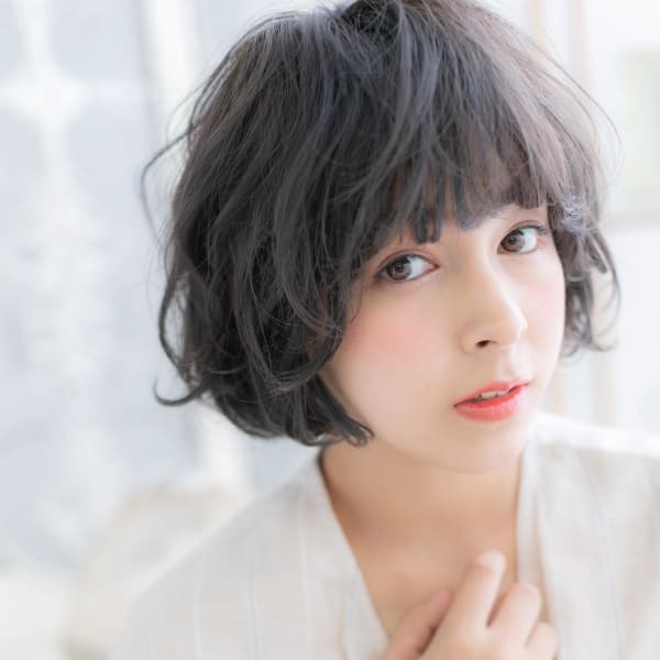 エアリーな毛先で遊ぶ★黒髪アッシュの大人ボブ 厚めバング