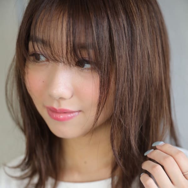 マロンベージュカラーの外はねミディアムヘア