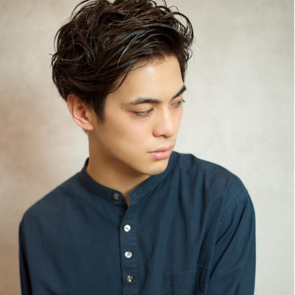 無造作に遊ばせて魅せる、大人ショートヘア