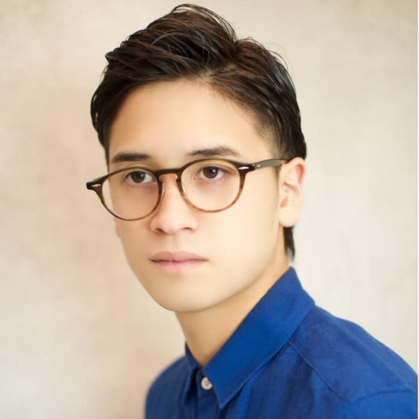 かき上げた七三前髪でクールで知的なツーブロックヘア