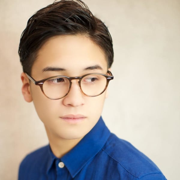 かき上げた七三前髪でクールで知的なツーブロックヘア