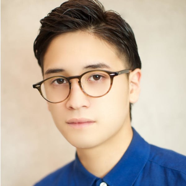 かき上げた七三前髪でクールで知的なツーブロックヘア