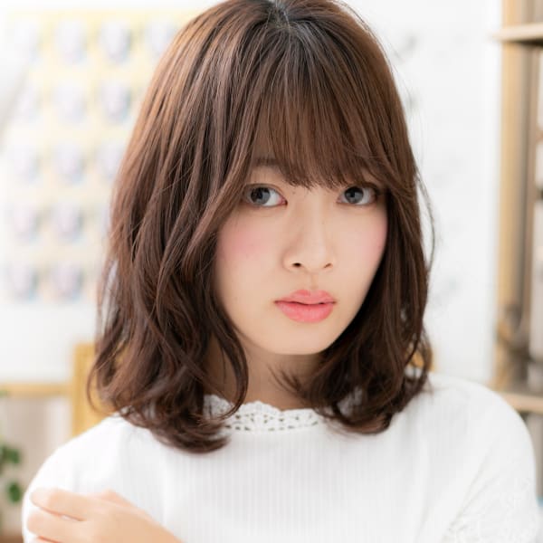 斜めバングで目力UPくせ毛風ラフふわミディ　厚めバング