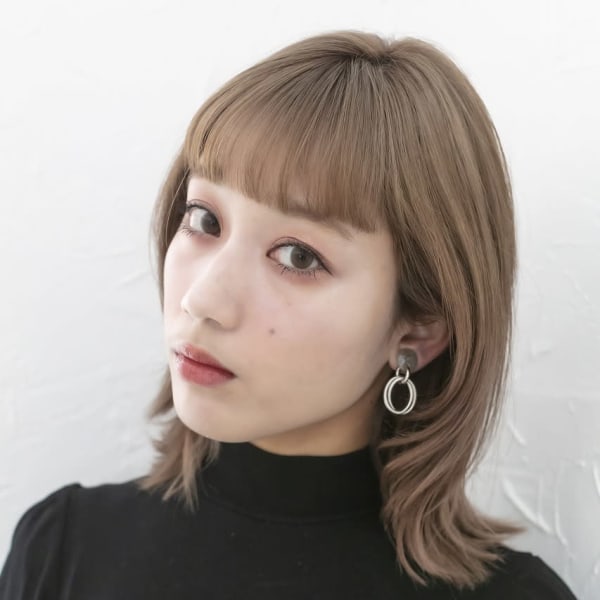 ブロンドハイトーンベージュ切りっぱなしボブブリーチカラー