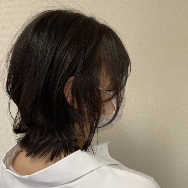 暗髪アッシュ外ハネウルフボブ