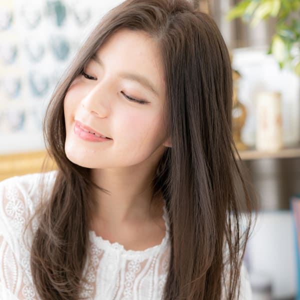 アシンメトリーワンレン小顔黒髪ストレート　耳かけ